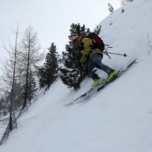 Na lyžích Dynafit Cho Oyu v lehce strmém terénu