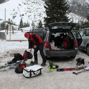 Před jedenáctou hodinou dopoledne se už balíme na parkovišti v Pederü