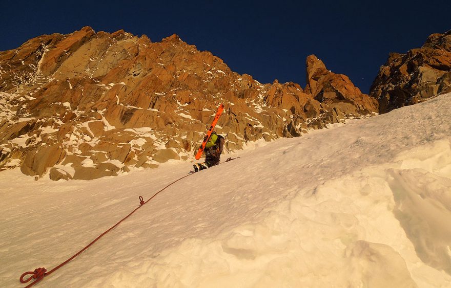 Mt. Maudit, východní žlabr - východ slunce s kamarádem na laně - co víc si přát?