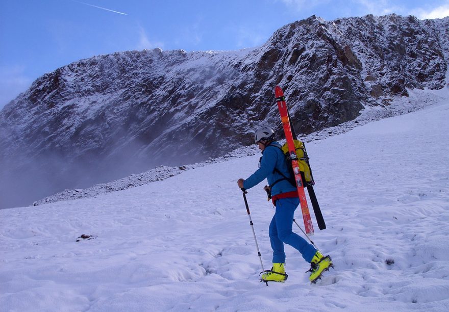 Zlyžovali sme až pod hranicu 3000 m, kde je menej snehu a tak lyže idu na batoh