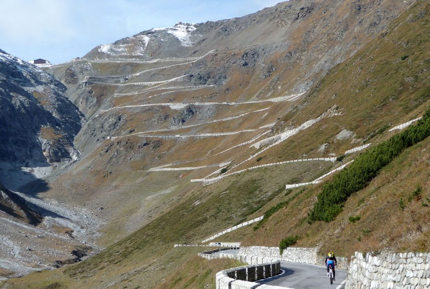 A takýto pohľad  na celé sedlo Stelvio sa nám naskytol v polovici trasy, ešte nás čakalo 6 úmorných km