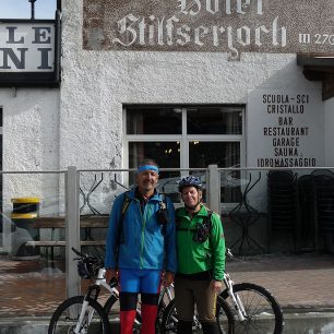 Konečne v cieli – na Passo dello Stelvio 2760 m, tu ale zimu začalo cítiť 