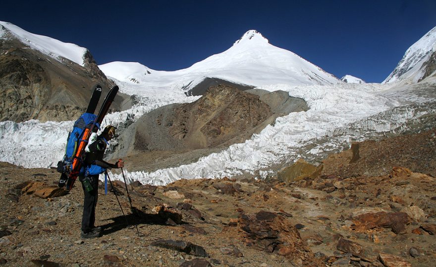 Údolí ledovce Moskvina, v pozadí Pik Četyrjoch (6230 m)