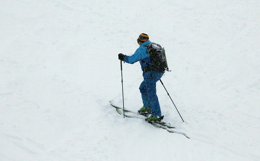 Šlapeme si hore kopcom na stoupacích pásech a s freeridovým vázáním Marker na lyžích K2 Wayback 88