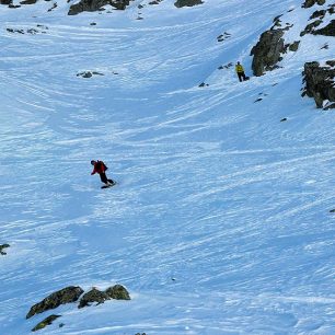 Slalom mezi kameny při sjezdu od Bystré lávky