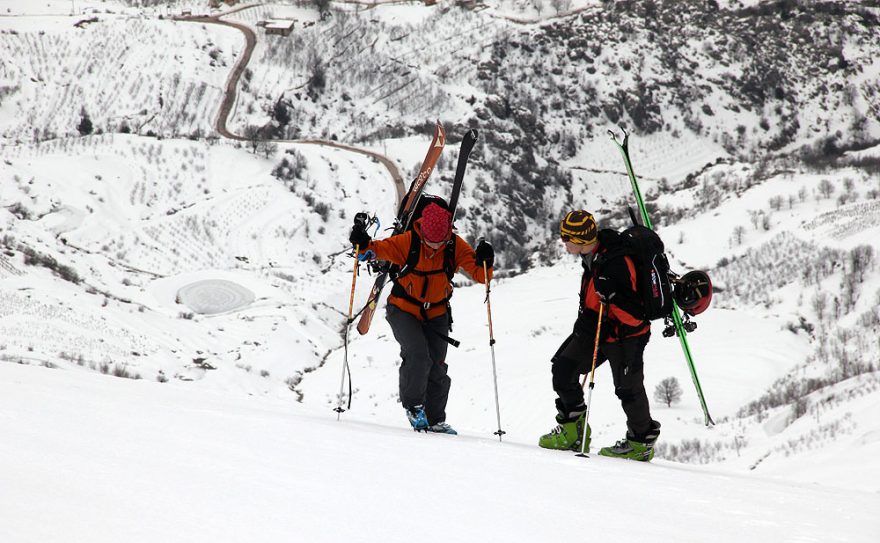 Výstup v libanonských horách ve výšce asi 2500 m s batohy Snowpulse R.A.S.