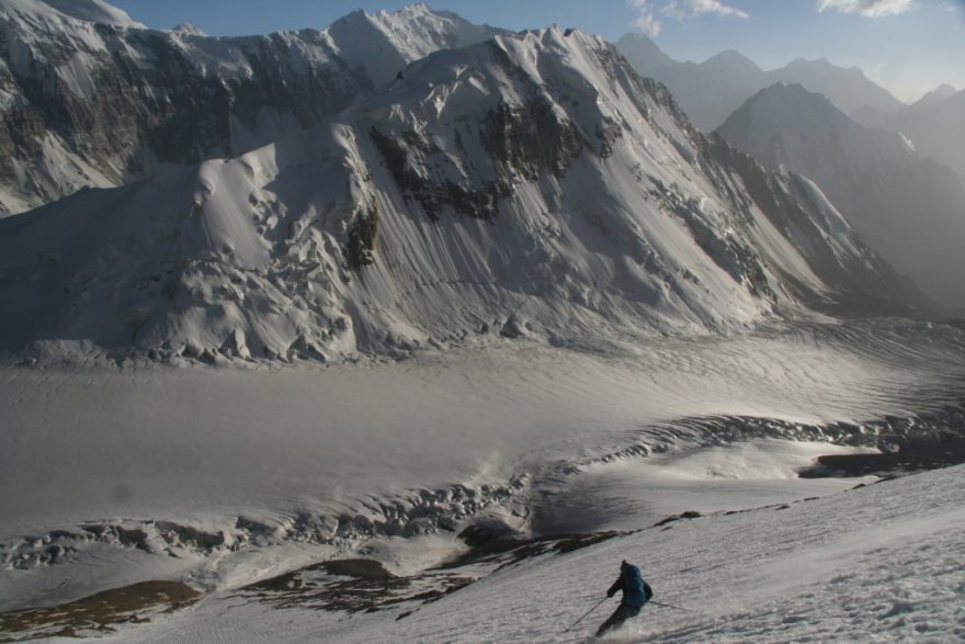 Sjezd z Pik Cetyrjoch (6230m), Pamir