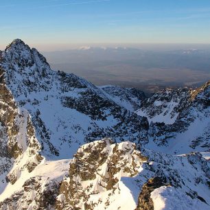 Pohled ze středních Rysů na Vysokou a Ťažký štít