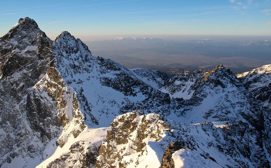 Pohled ze středních Rysů na Vysokou a Ťažký štít