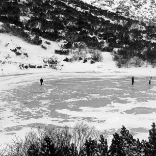 Den předtím bylo celé pleso pod sněhem, vítr se o něj dokonale postaral, takže na pleso vyrazili bruslaří