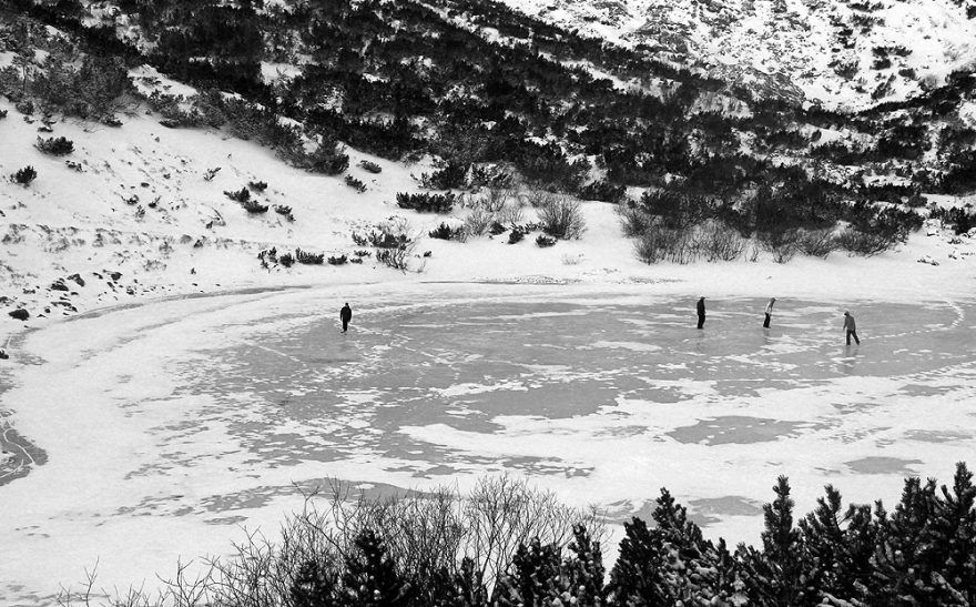 Den předtím bylo celé pleso pod sněhem, vítr se o něj dokonale postaral, takže na pleso vyrazili bruslaří