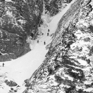 Skialpinisté a pěšáci nastupují do Flašky, foceno od chaty