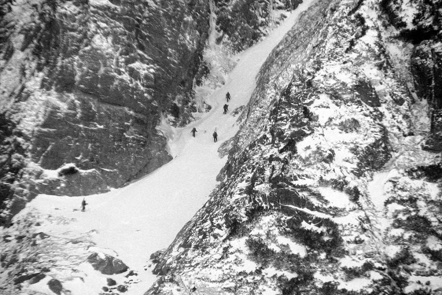 Skialpinisté a pěšáci nastupují do Flašky, foceno od chaty