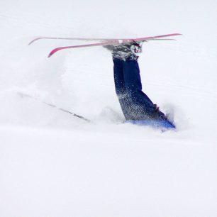 Ukázková pádová technika se zbržděním zaražením poloviny těla do sněhu. Foto Michal Bartošek