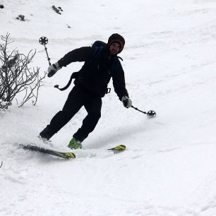 Na svahu se začaly vyskytovat i překážky