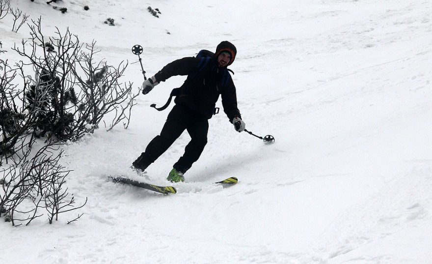 Na svahu se začaly vyskytovat i překážky