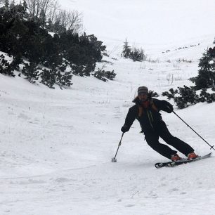 Užším svahem níže k potoku