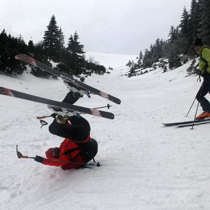 Nácvik pádových technik - ukázkové provedení přetočení přes batoh