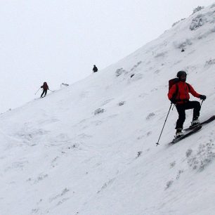 Sjezd z hřebene na sever - vyfoukáno a přemrznuto