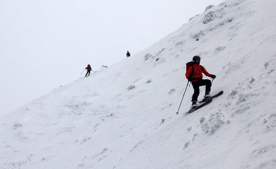 Sjezd z hřebene na sever - vyfoukáno a přemrznuto