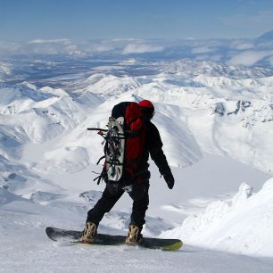 Sjezd na snowboardu se sněžnicemi na batohu - vulkán Viljučinskij (2173 m) na poloostrově Kamčatka