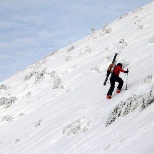 Závěrečný úsek na hřeben byl na přemrzlném podkladu pěšky