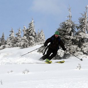 Na skialpech dole kopcom