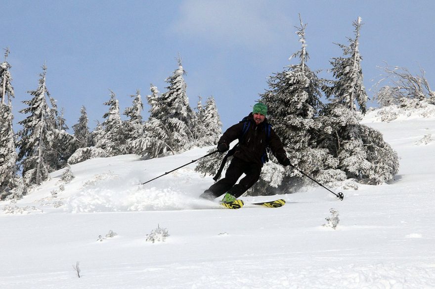 Na skialpech dole kopcom