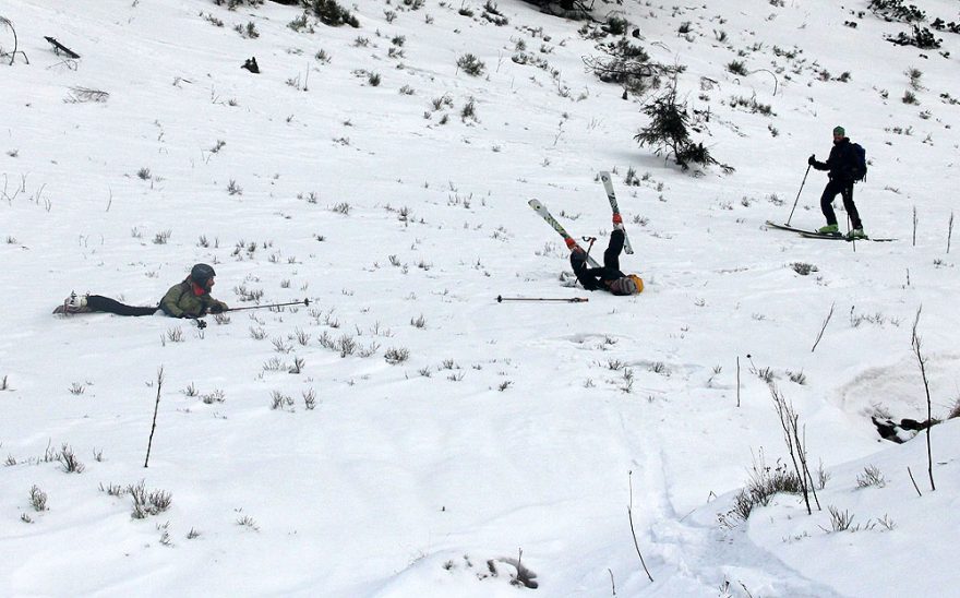 Alternativní pádové techniky - skialpinisté rozházení po plání