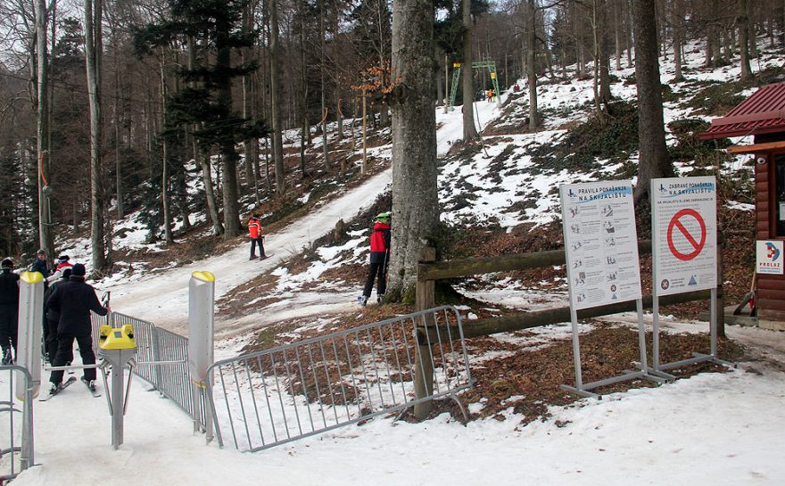 Pod kotvovým vlekem byl sníh jen na výjezdu