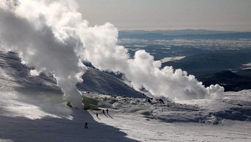 Fumaroly pod Asahidake a naše skupina lyžníků u nich