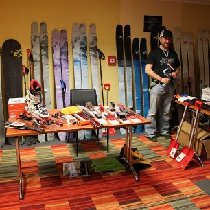 Stánek Boatparku se vším od telemarku přes skialp a freeride, až po splitboard, a to včetně sond a lopat