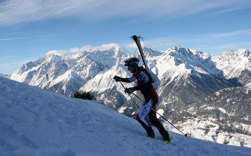 Michal při závodě individuál v úseku na botách na výstupu na Six Blank 2445 m