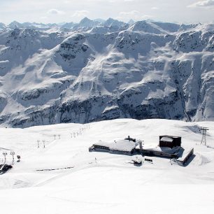 Pischa z nadhledu - z bezvýznamného vrcholku nad lyžařským střediskem