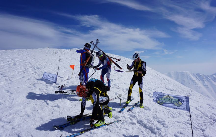 Nejkomplikovanější depo na Baníkově 2178 m - sundat mačky, uložit cepín na batoh, sundat lyže a hole, nasadit lyže a sundat pásy a připravit se na sjezd před posledním pátém výšlapu