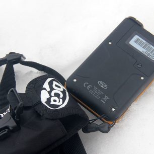 Zadní strana BCA Tracker3 - kryt baterie je připevněn jedním šroubkem