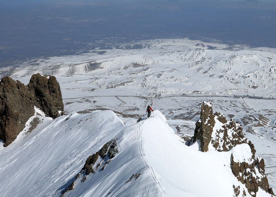 Na hraně – začátek centrálního žlabu v severozápadní stěně Erciyes Dagi (3900 m), Turecko