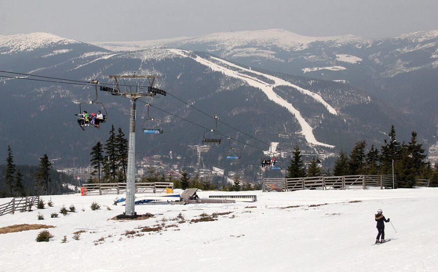 Výhled z Pláně (1138 m) na sněhem pokrytý Medvědnín