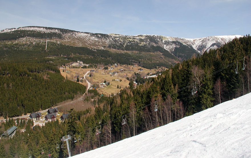 Výhled na hřeben Krkonoš přes dvojsedačku