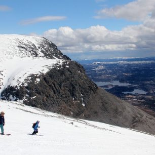 Na skialpech a splitboardu na svazích Nibbi