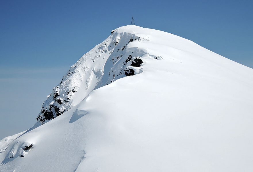 Vrchol sopky Ostraja (1233 m)