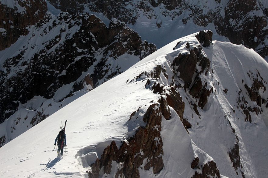 „Náš“ vrchol (3770 m) uprostřed hřebene mezi Üşüyen Dag a Erinc Zirve