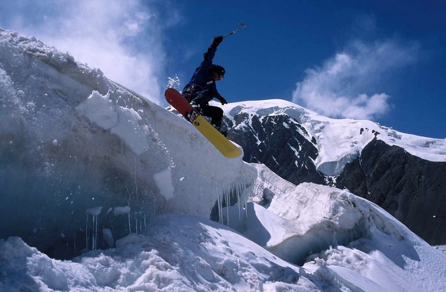 Dolní část severní stěny Piku Lenina (7134 m) - skok na snowboardu na sněhový most v ledovcové trhlině, snowboardista Petr Adámek