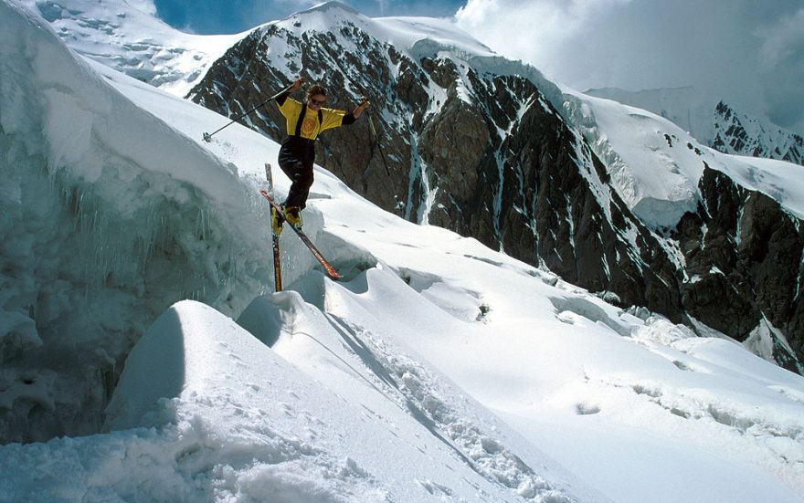 Dolní část severní stěny Piku Lenina (7134 m) - skok zakončený menším pádem na sněhový most v ledovcové trhlině