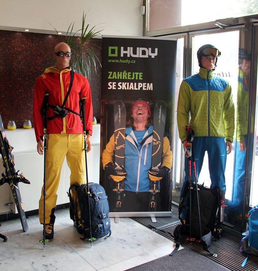 Ve vestibulu kina Atlas bylo několik kompletních skialpinistických výbav