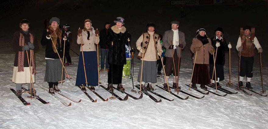 Telemarkové lyžování je často spojováno s adekvátním historickým oděvem