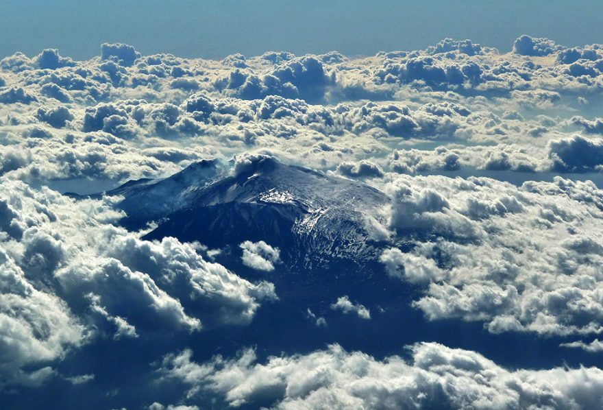 Etna z leteckého pohľadu – južná strana je bez snehu, sever ale vyzeral nádejne