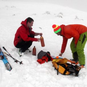 Jedna z disciplín skialpového víceboje - kopání ve sněu