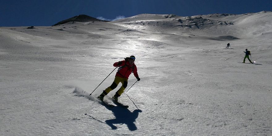 Po trochu zľadovatelom úvode zjazdu začína lyžiarsky zážítok z jarného firnu. Paľo pri zjazde