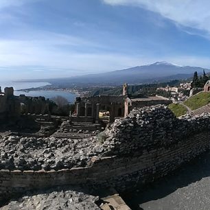 Teatro Greco v Taormine s výhľadom na Etnu